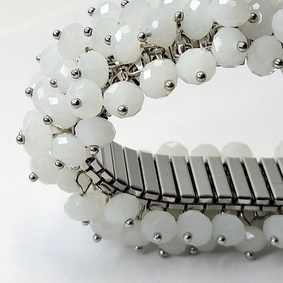 Vintage Milk Glass Stretch Bracelet - Picture 3 of 11